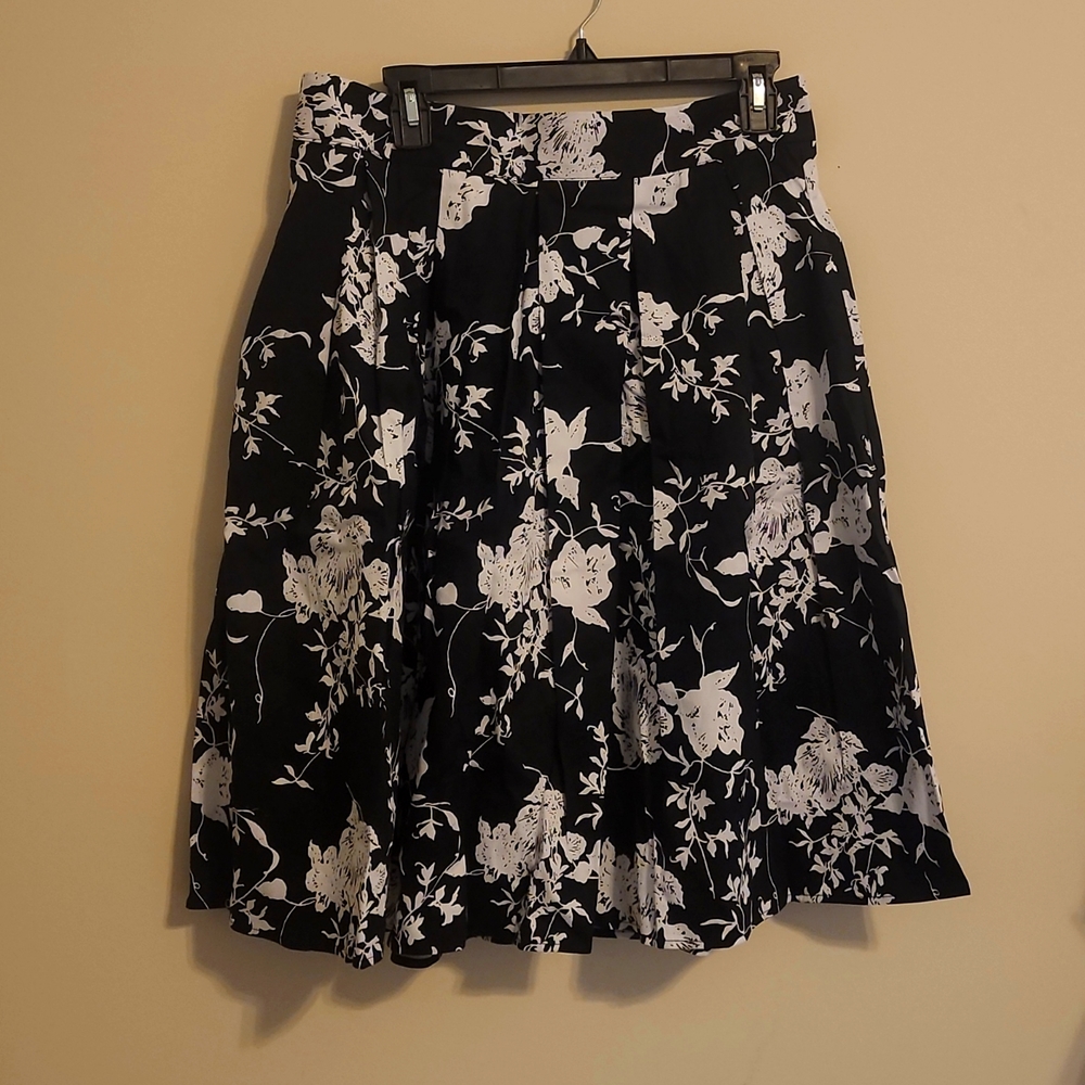 Knee length black and white floral skirt with pockets